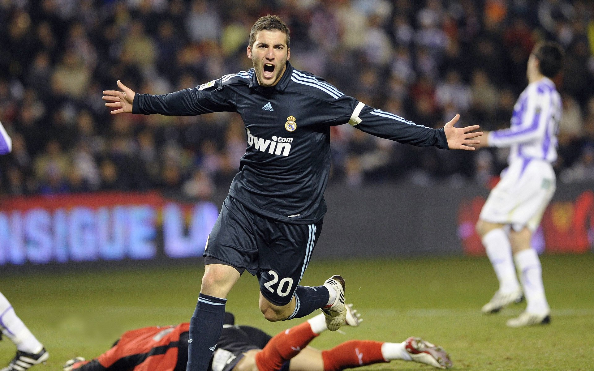 九游官网入口充值-意甲大师级技艺：极致传控引领潮流，意甲中场传球大师